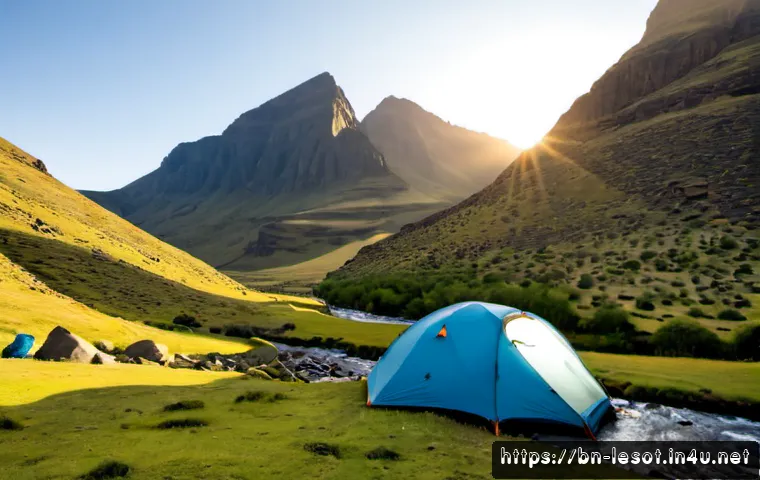 레소토에서 캠핑 및 하이킹 가이드 - Photorealistic wide-angle sunrise scene in Lesotho highlands, two fully clothed hikers with backpack...